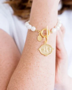 Bee Intaglio Pearl Bracelet